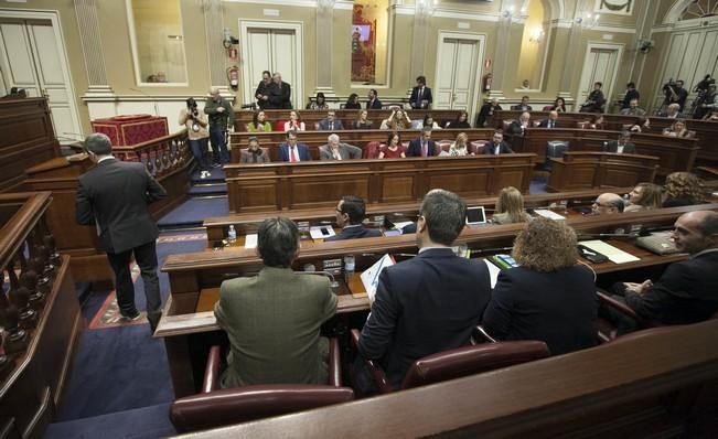 19/01/2017.CANARIAS.Pleno del Parlamento de Canarias..Fotos: Carsten W. Lauritsen