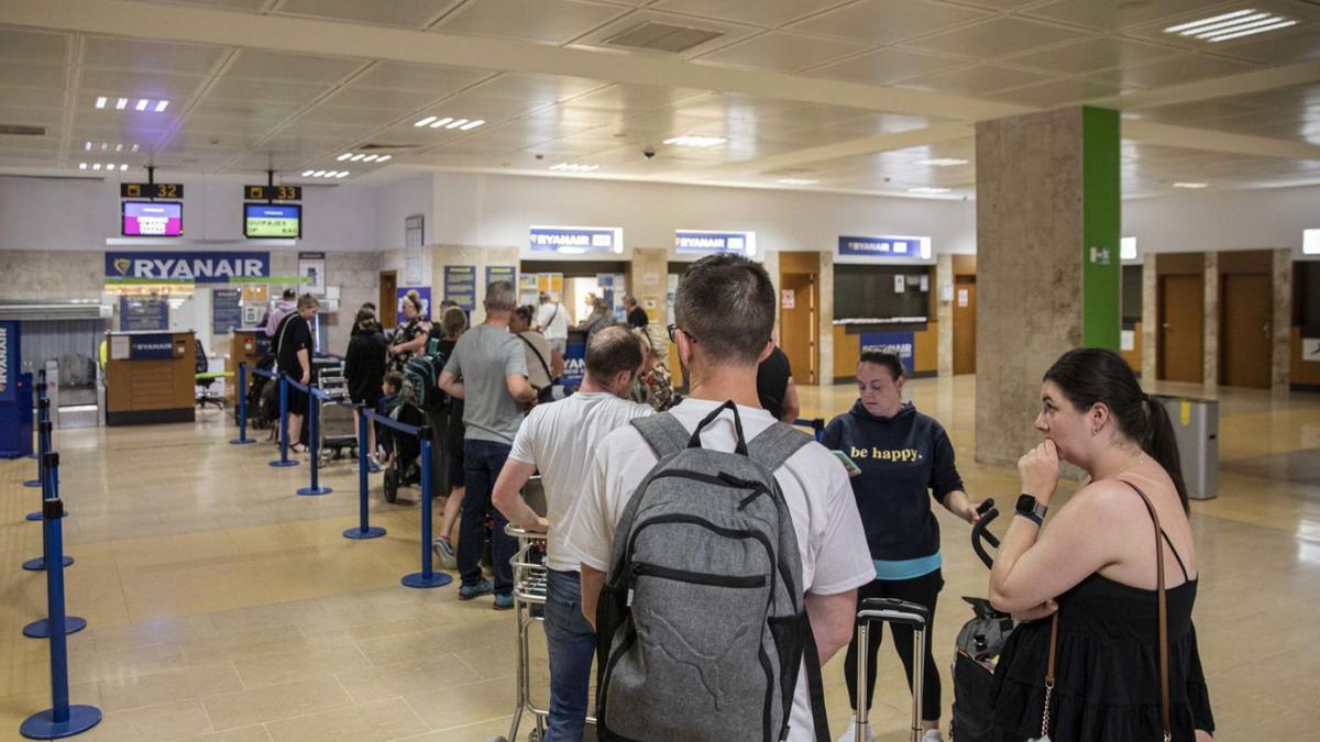 Passatgers de Ryanair fent cua per facturar maletes a l’aeroport de Girona. | DAVID APARICIO
