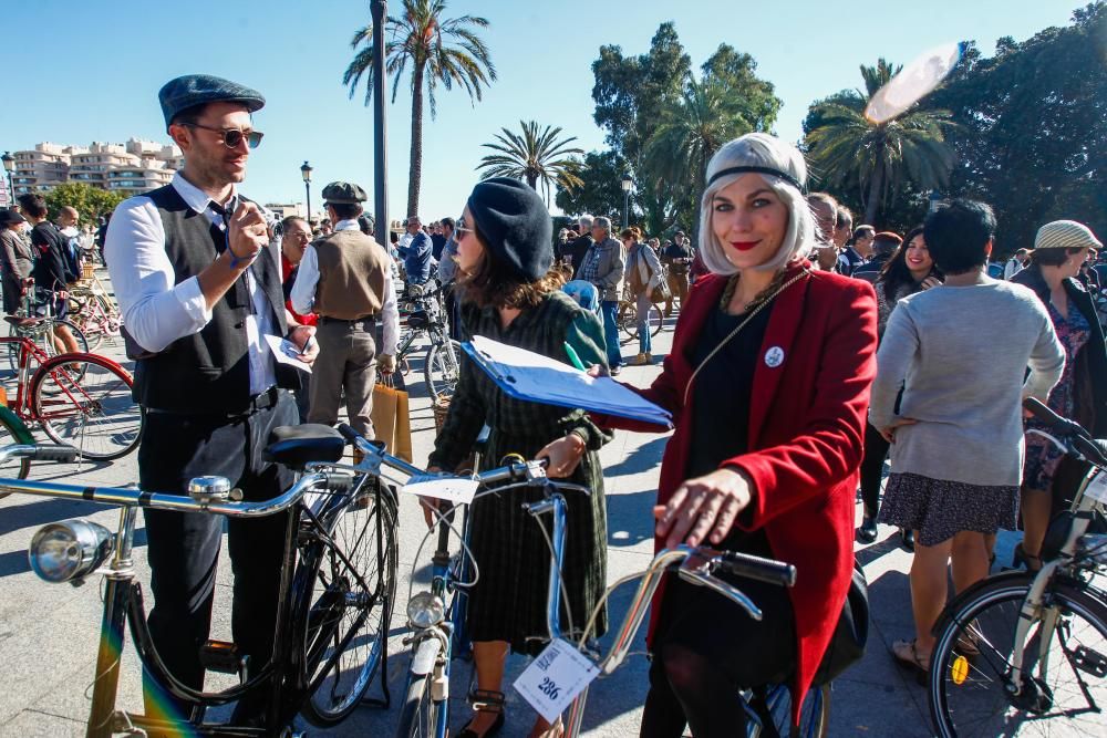 Encuentro de bicis antiguas y vestidos de época