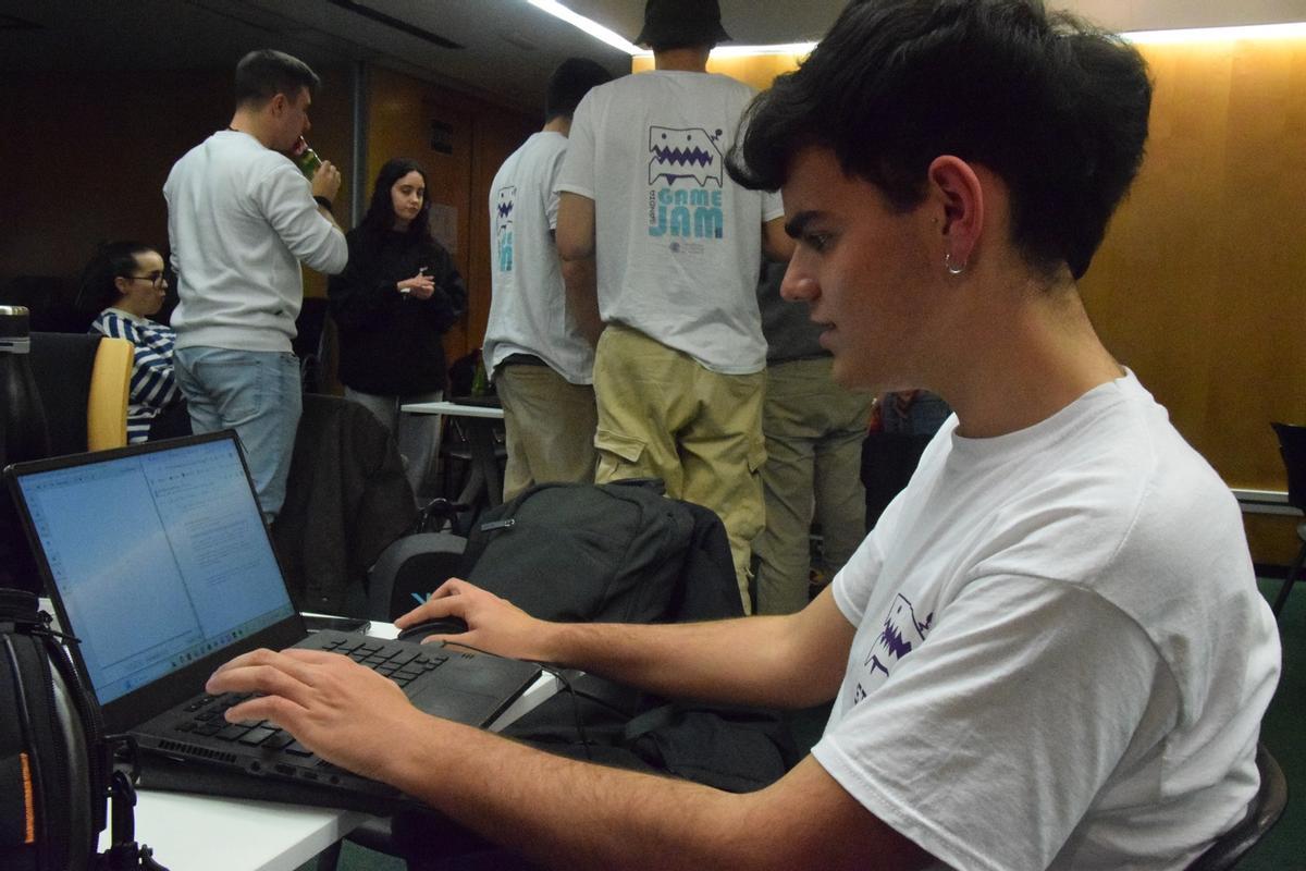Un participante frente a su ordenador, en una edición anterior del evento