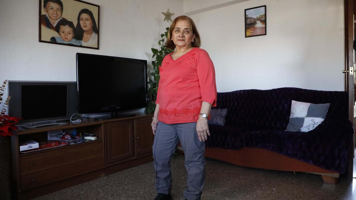 Dora Paula en su casa de València, que recuperó después de 6 años de batalla judicial.