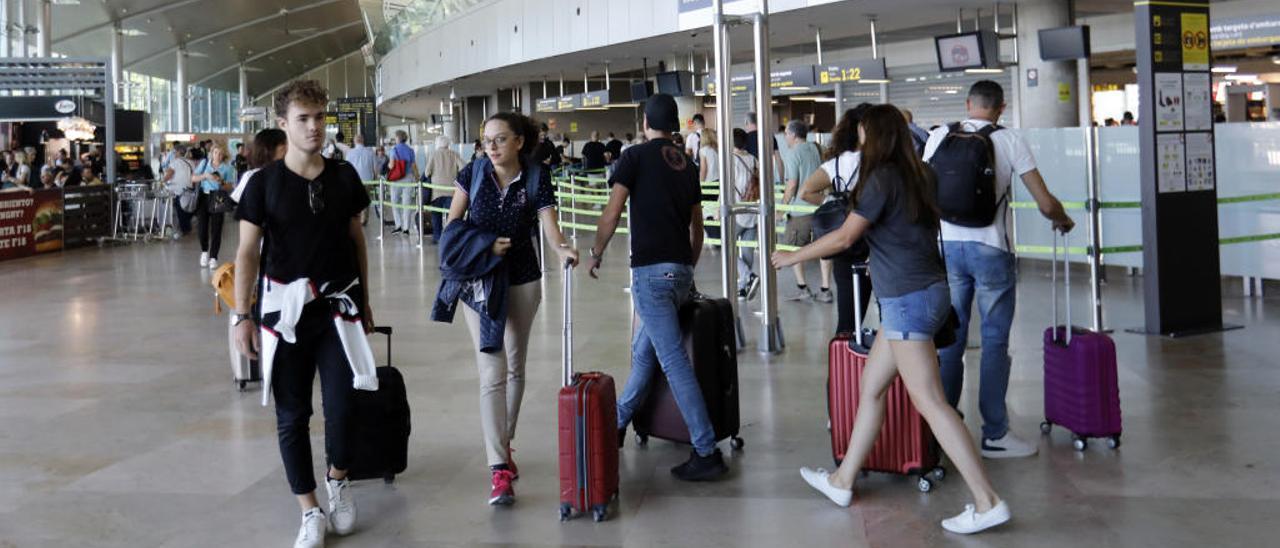 Turistas en el aeropuerto de Manises.