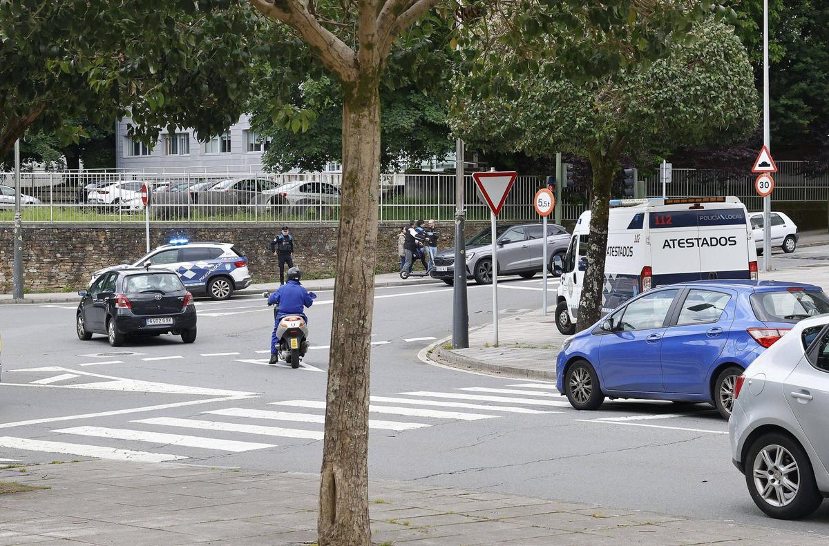 Atropellan a un joven que iba en patinete eléctrico en la rotonda de la avenida Castelao de Santiago