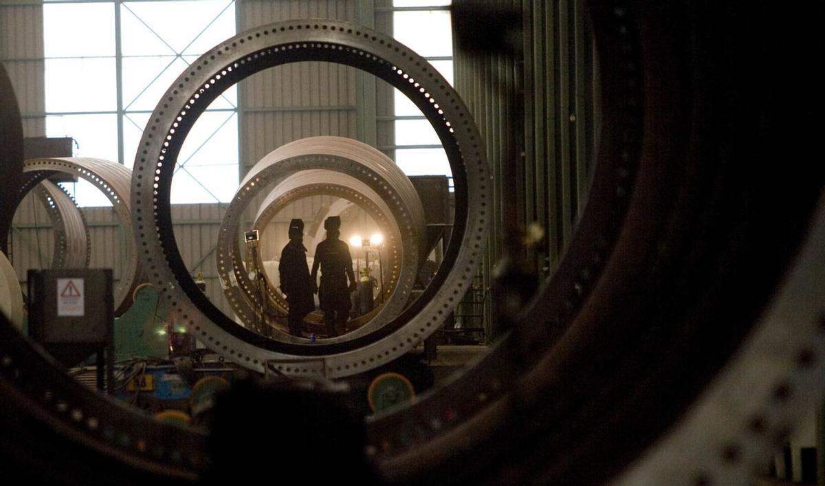 Soldadores en una empresa avilesina, en una imagen de archivo. | MIKI LÓPEZ