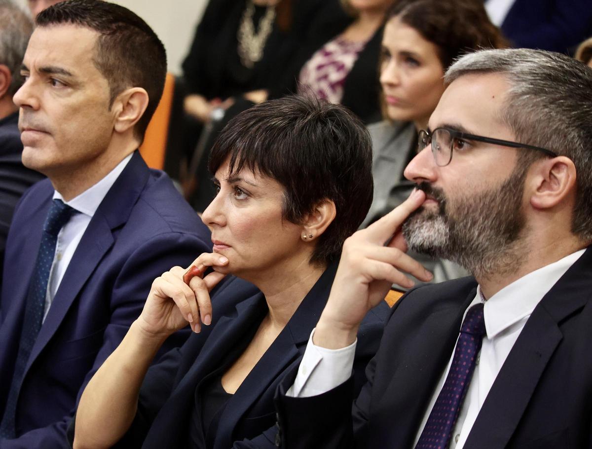 Ros, junto a la ministra Isabel Rodríguez y el secretario general del PSRM, Francisco Lucas, durante el foro.