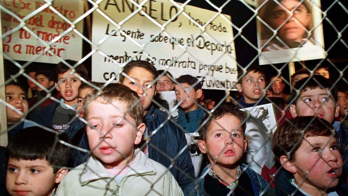 Niños de Colonia Dignidad con carteles en defensa de su líder, acusado de abuso infantil.