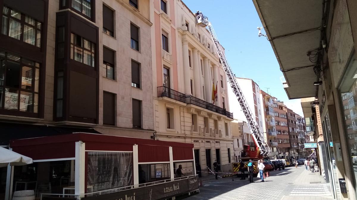 Actuación de los bomberos esta mañana en la fachada de los juzgados de Zamora, en El Riego.