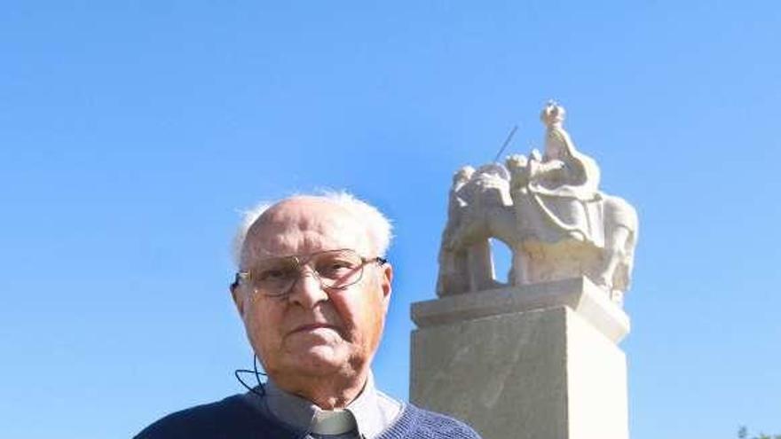 José López delante del monumento a la Virxe da Guía. // I. Osorio