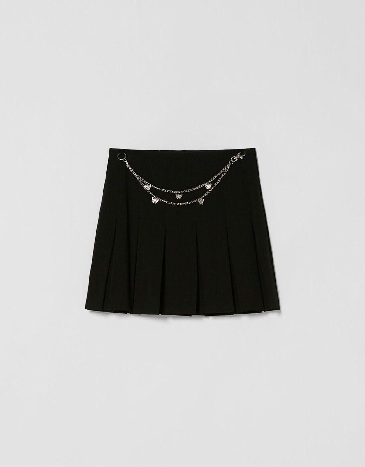 Minifalda de tablas con cadena, de Bershka