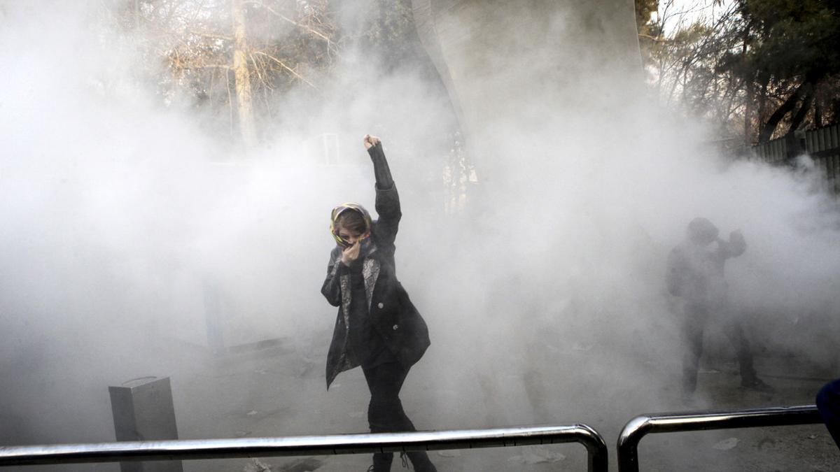 Un manifestante durante una de las protestas cerca de la Universidad de Teherán.