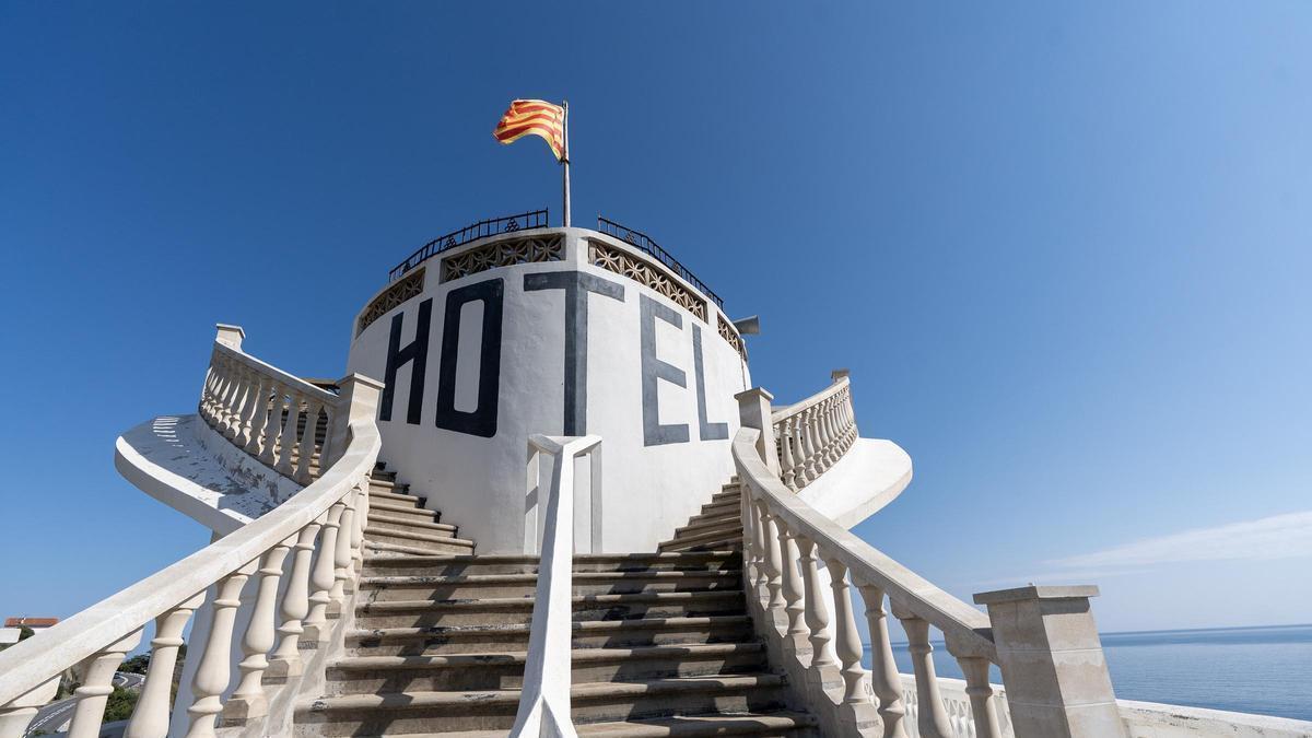 L'escalinata que porta a la part més alta de l'hotel.