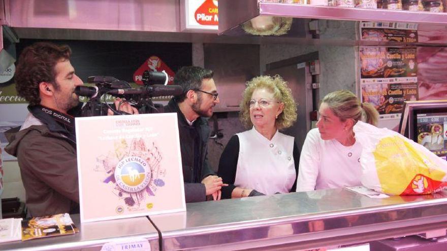 Comando Actualidad &quot;compra&quot; productos de Navidad en el Mercado de Abastos