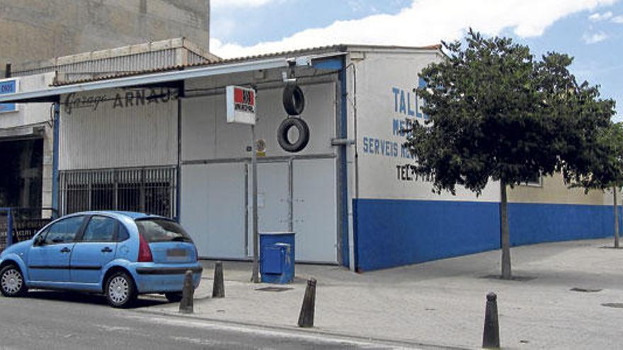 Taller mecánico del presunto autor del crimen en Porto Cristo precintado por la Policía.