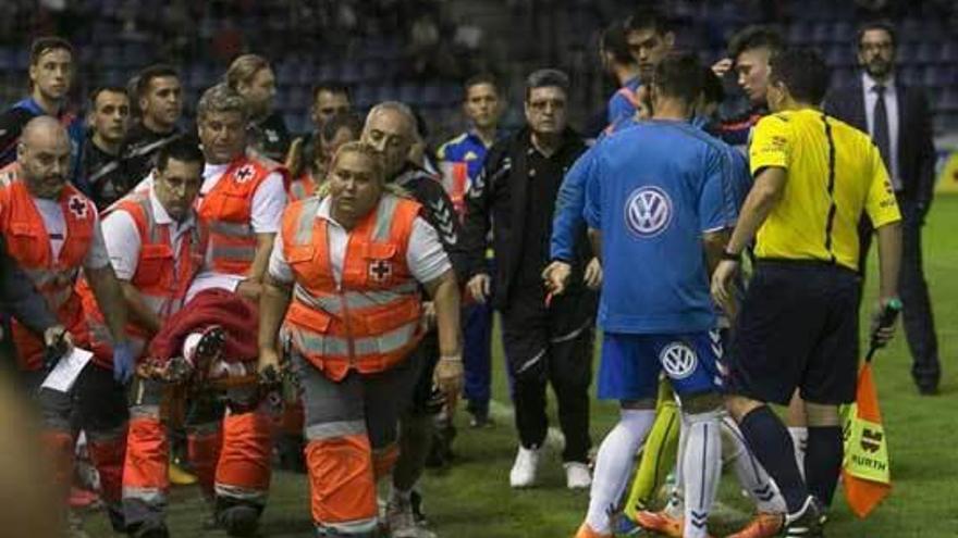 Los servicios médicos se llevan a Nano tras el choque.