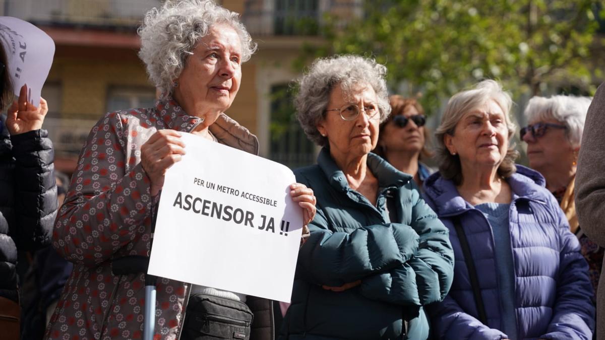 Protesta vecinal para reclamar ascensores en la estación de metro Plaça de Sants