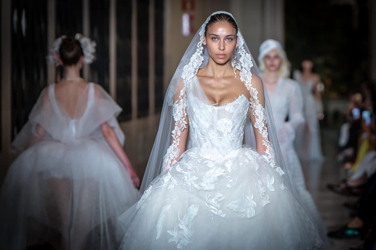 Desfilada de la Barcelona Bridal Night 2025 a càrrec de la firma Vivienne Westwood al pati de l’edifici històric de la Universitat de Barcelona.