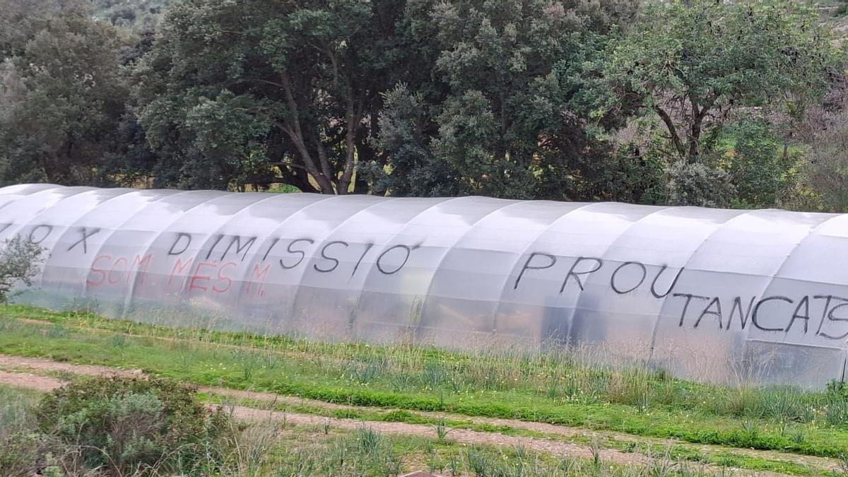 Pintada sobre un invernadero en la finca pública de Raixa.