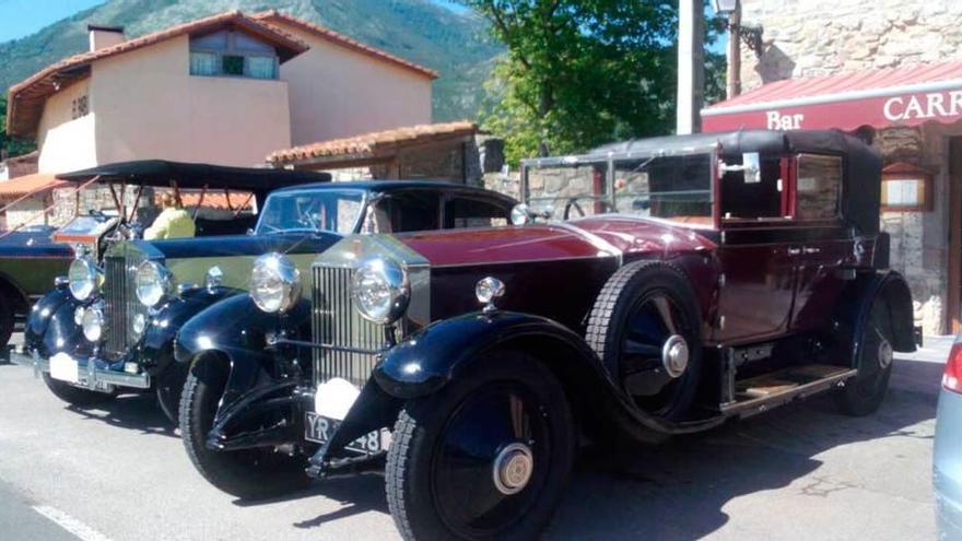 Varios coches clásicos en Carrales (Caravia).