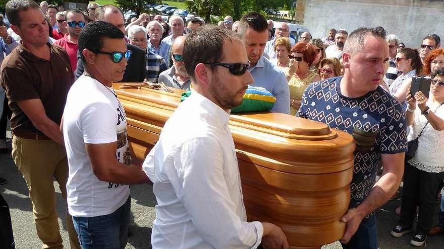 El féretro con los restos de José Ramón Fonseca, a la entrada de la iglesia.