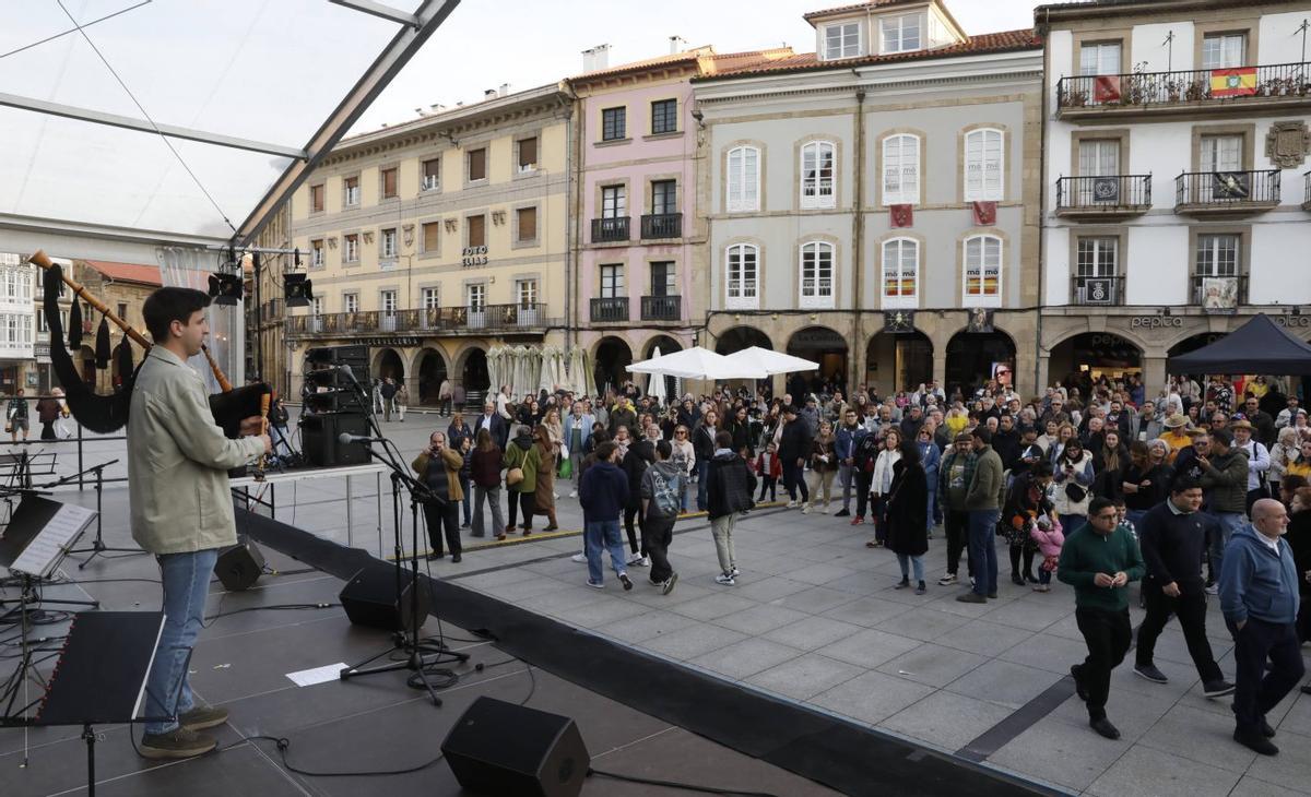 Arriba, un momento del concierto de Daniel Meré  y, junto a estas líneas, la Orquesta Céltica sobre el escenario de la plaza de España. | FERNANDO RODRÍGUEZ
