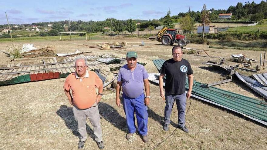 Varios de los integrantes de la asociación Xuntos por Loimil, durante los trabajos realizados ayer. // Bernabé/Javier Lalín