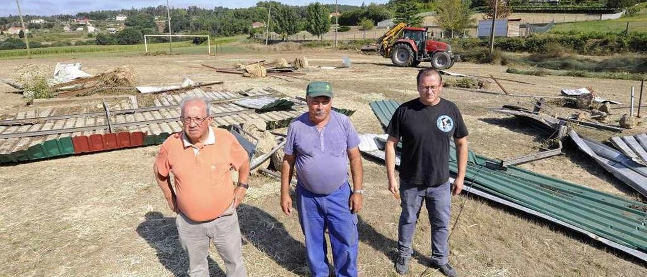 Varios de los integrantes de la asociación Xuntos por Loimil, durante los trabajos realizados ayer. // Bernabé/Javier Lalín