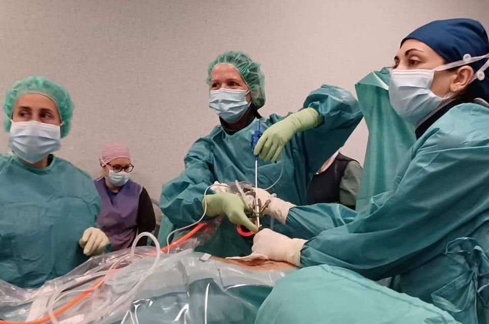 La doctora Varela, en el centro, durante una operación.