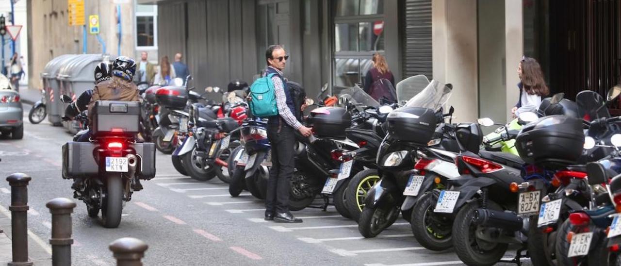 Una zona habilitada para el aparcamiento de motos en Alicante.