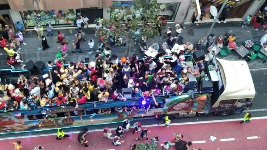 Las mascaritas regresan en cholas a la Gran Cabalgata del Carnaval