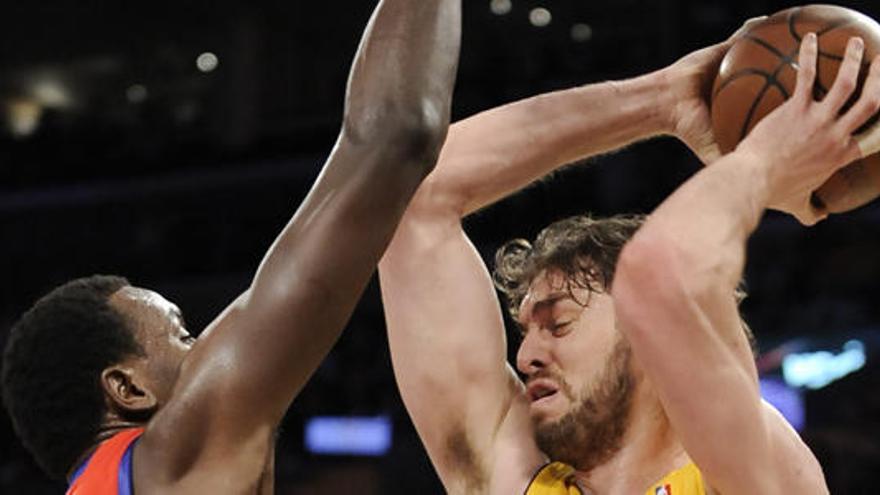 Gasol lucha un balón durante el partido.