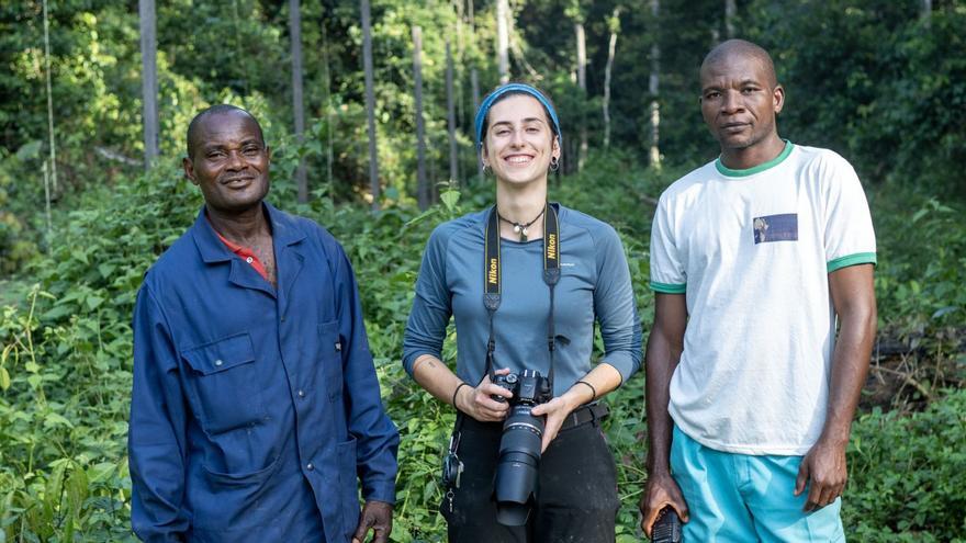 Marta Marcos, junto a dos de los guardias del centro, Blaize y Moussa, en el bosque de Mbargue, al este de Camerún.