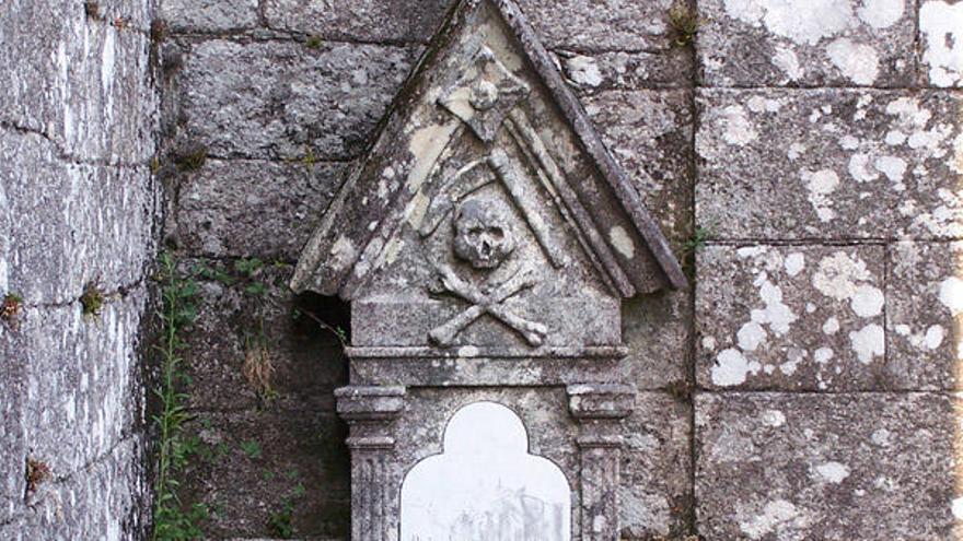A morte, representada nunha lápida do cemiterio de San Martiño, en Figueiroa.  // Calros Solla