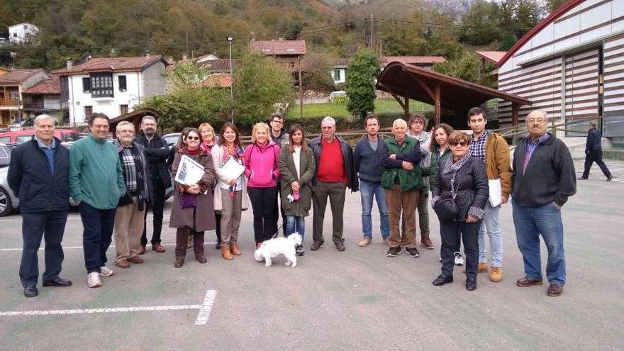 Algunos de los participantes en la asamblea vecinal celebrada ayer en Sobrescobio.