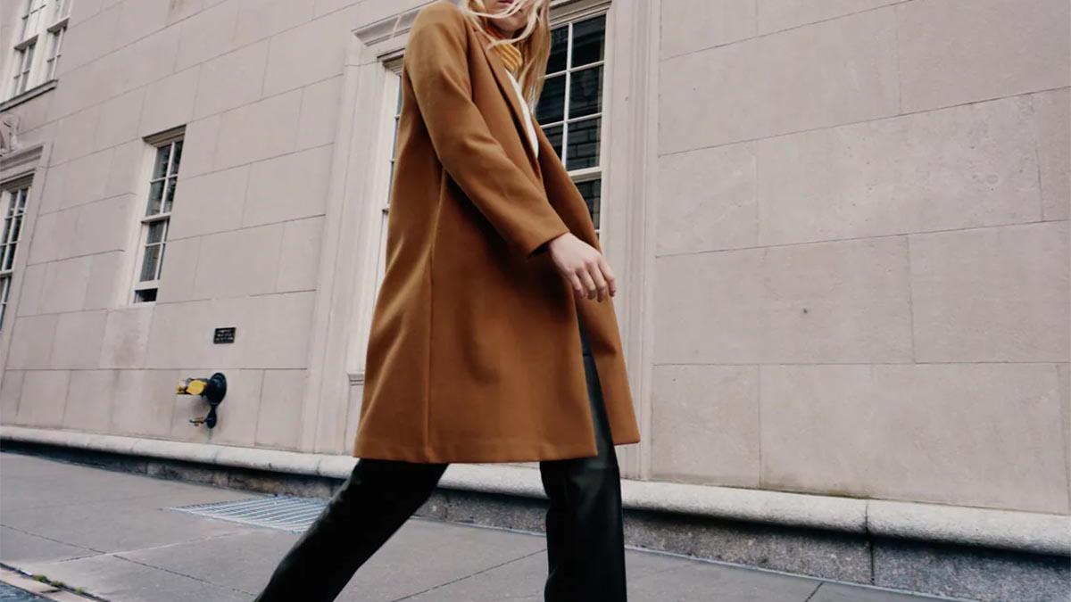 Modelo de Zara con abrigo camel y melena rubia ondulada