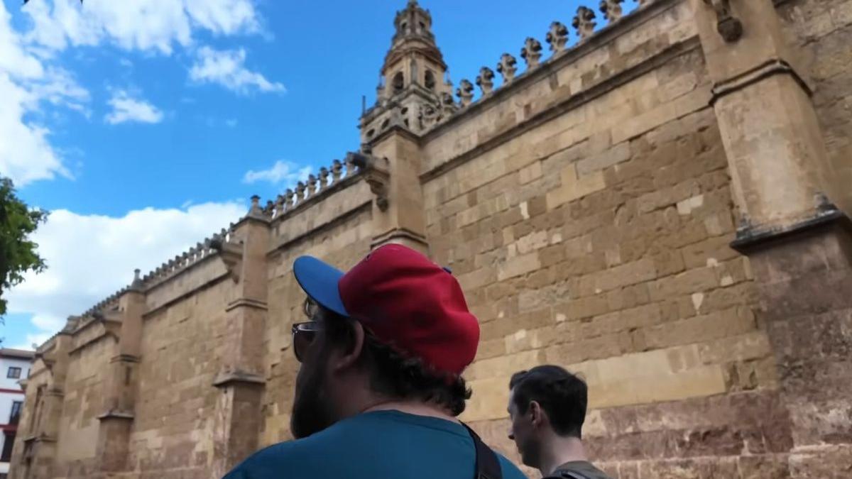 Dos turistas estadounidenses llegan a Córdoba para analizar la ciudad, descubren la Mezquita y sentencian No sé cómo hicieron esto