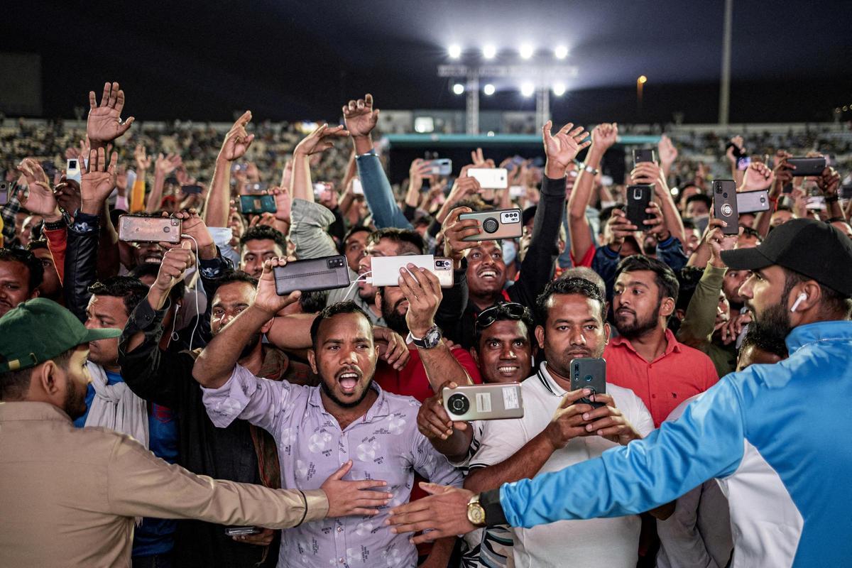 Trabajadores migrantes en una 'fan zone' del Mundial de Qatar.