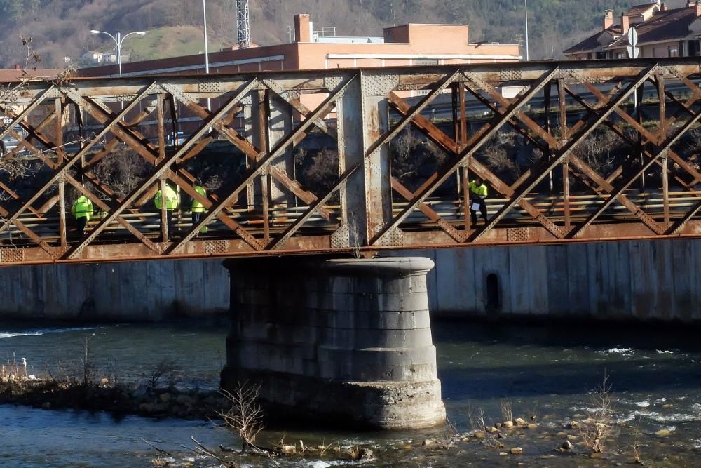 Inspección del puente de FEVE sobre el río Caudal de Mieres