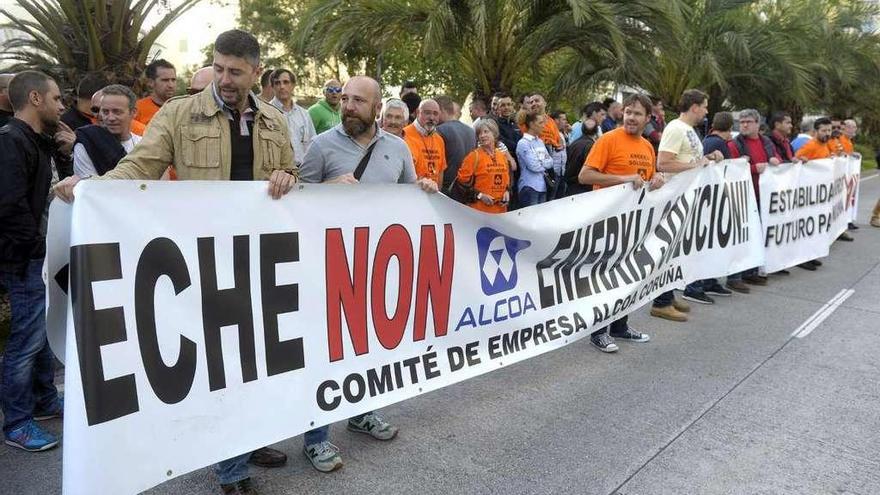 Protesta de trabajadores coruñeses de Alcoa, en 2015, contra la amenaza de cierre de la factoría de A Grela.