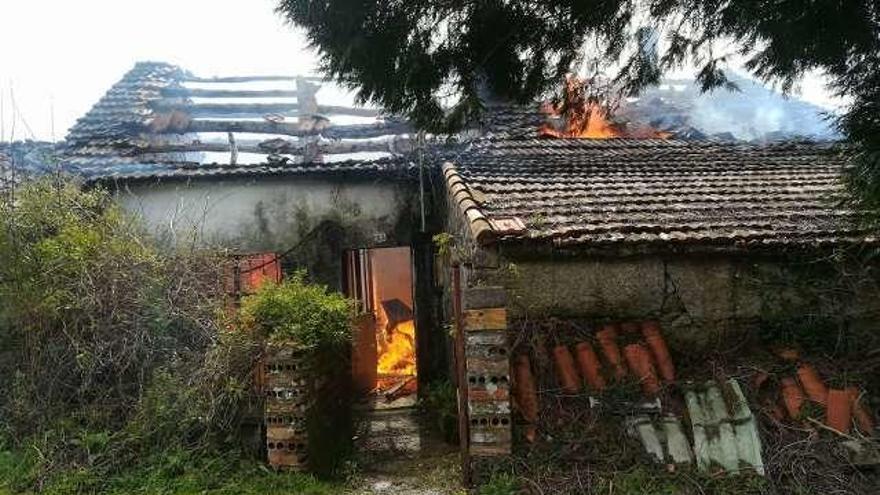 Un incendio calcina una vivienda en Deán y otro quema un piso de una casa de Cereixo