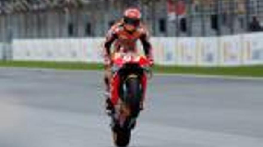 Marc Márquez celebra la victòria al circuit de Sepang.