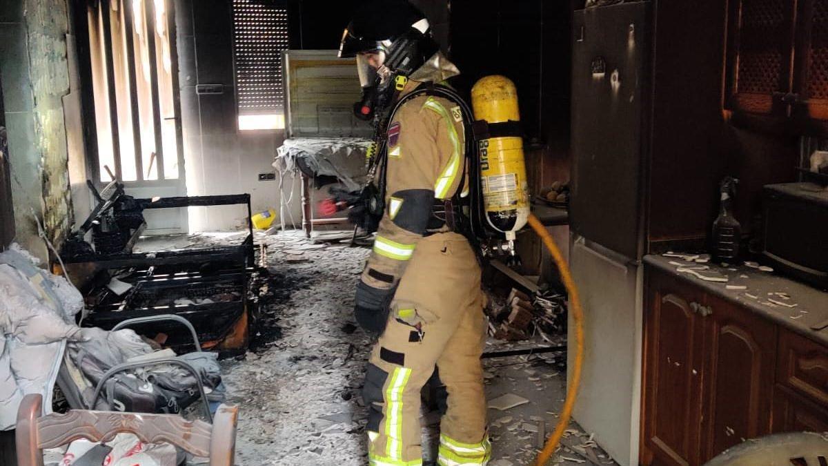 Un bombero en la vivienda siniestrada.