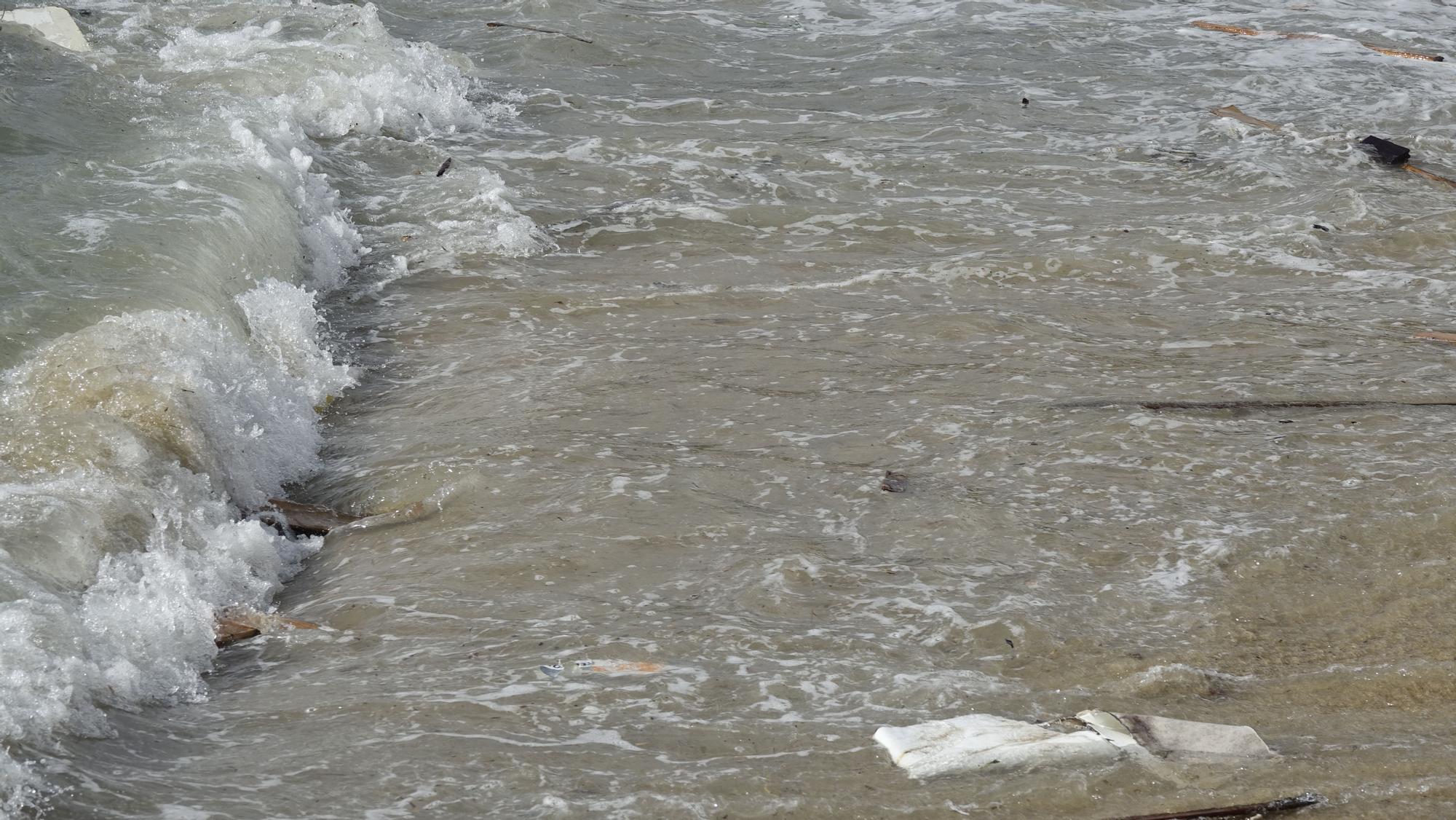 El oleaje destroza contra las rocas de Portals un barco varado