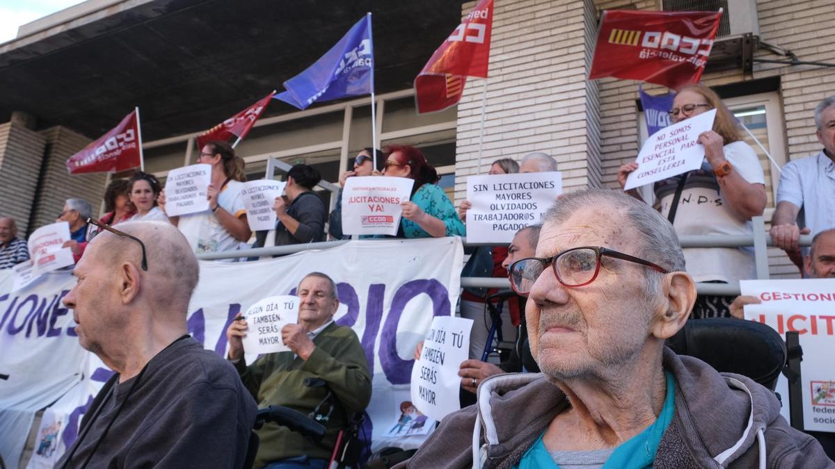 Una protesta de trabajadores de residencias en Elche por condiciones más dignas