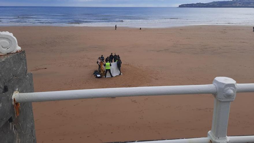 Hallan un cadáver en la playa de San Lorenzo en Gijón
