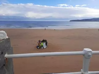 La Policía investiga las causas de la muerte del joven hallado en la playa de San Lorenzo de Gijón