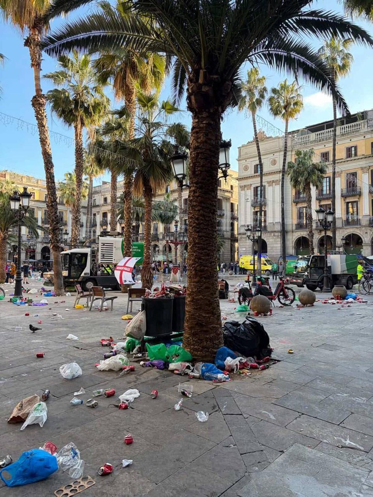 Basura acumulada en la plaza Reial, tras el paso de aficionados del Newcastle por Barcelona el mes pasado.