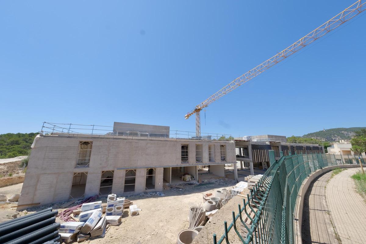 Fachada principal de la residencia de Son Dureta con las obras paralizadas por la quiebra de la constructora