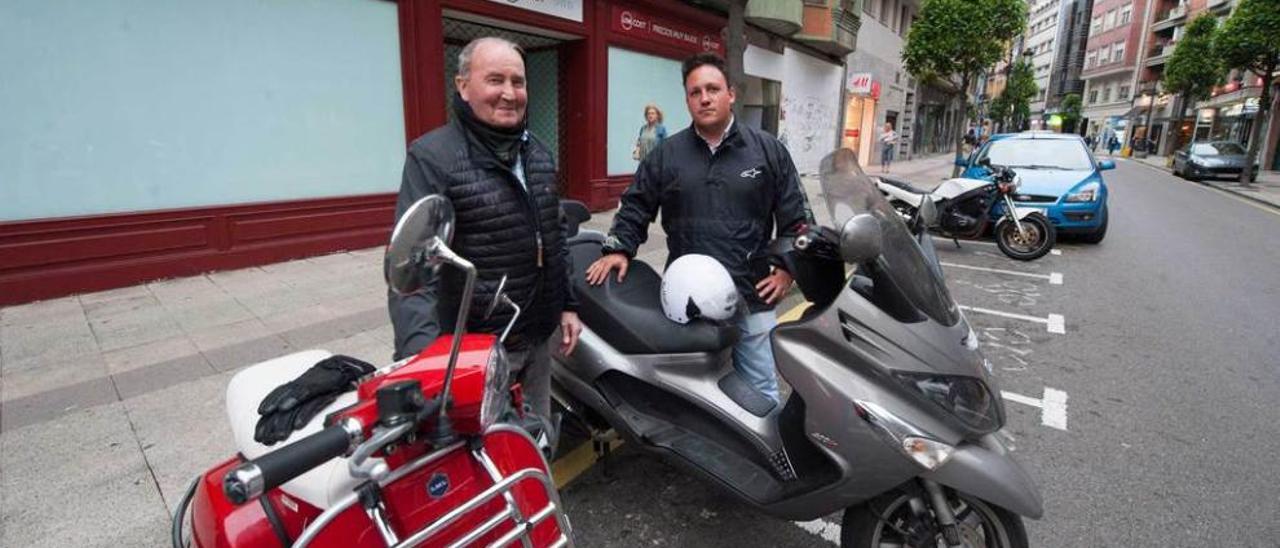 Los motoristas Alfonso García y Luis Javier Pertierra, ayer, en elestacionamiento para motos de la calle Melquíades Álvarez.