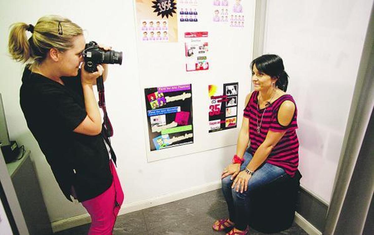Una sesión de fotografías de carné en una tienda de fotos de Avilés.