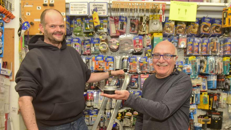 Baliza V16 obligatoria desde enero: así se preparan las ferreterías de A Coruña y estos son sus precios